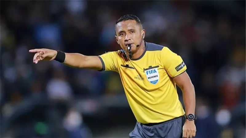 السلفادوري إيفان بارتون حكمًا لمباراة البرازيل وسويسرا