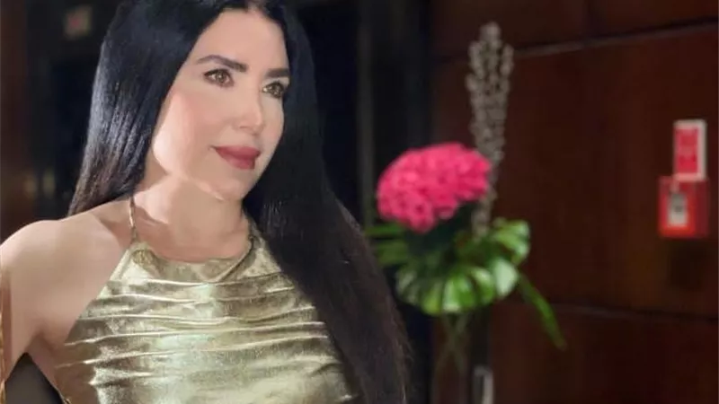 بالذهبى .. عبير صبرى تلفت الأنظار بإطلالة مميزة.. صور