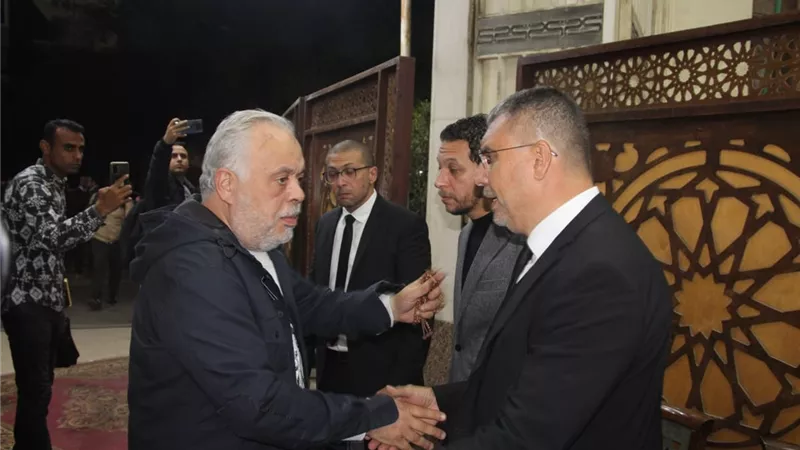 نقيب الممثلين يؤدي واجب العزاء في وفاة عم الإعلامي عمرو الليثي