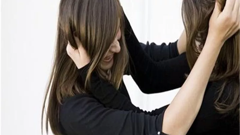 خلافات العمل.. أصطحب زوجته لضرب زميلته