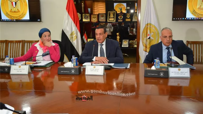أمنة وفؤاد وسويلم يتابعون جهود رفع نواتج تطهير الترع والمصارف