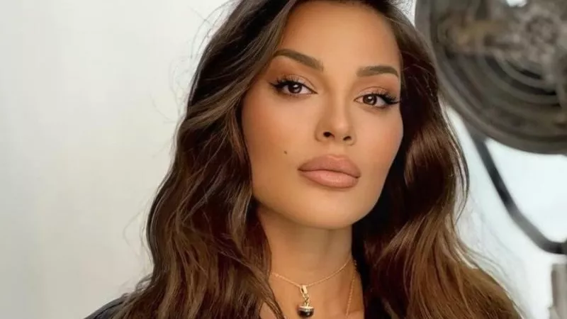 أول تعليق من مادين نسيب على الفيديو المتداول لها مع شاب تحتضنه