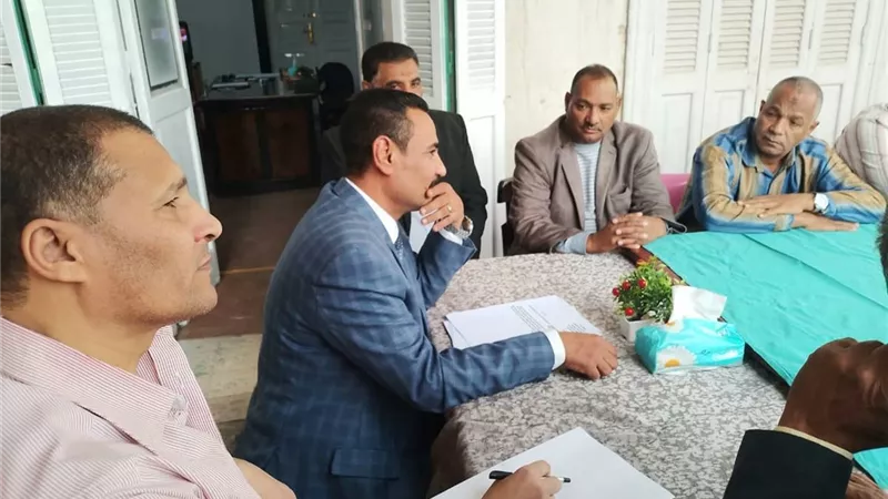 مدير عام تعليم قوص يجتمع بالعاملين بالوحدة الحسابية لرقمنة الحسابات