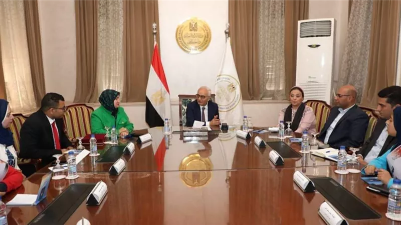 وزير التعليم يلتقى عددا من طلاب إدارة بني مزار التعليمية بالمنيا