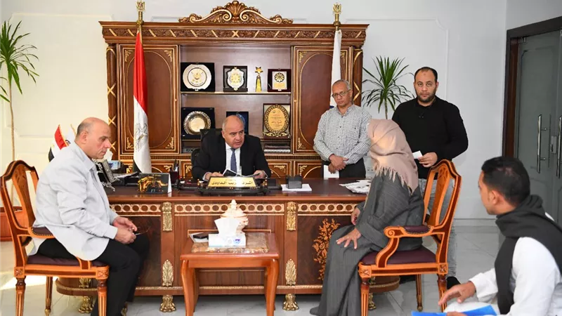 محافظ قنا يستقبل ٧٥ مواطنا بمكتبه لبحث شكاواهم ومطالبهم