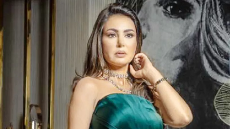 دينا فؤاد باطلالة راقية.. وتواصل تصوير 