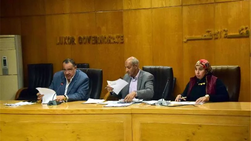سكرتير عام الأقصر يتلقى شكاوى المواطنين فى اليوم المفتوح
