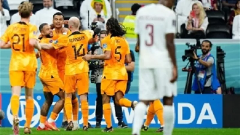 رسمياً .. هولند تتأهل لدور الـ16 بالفوز بثنائية أمام قطر