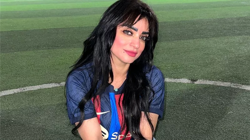 بقميص 