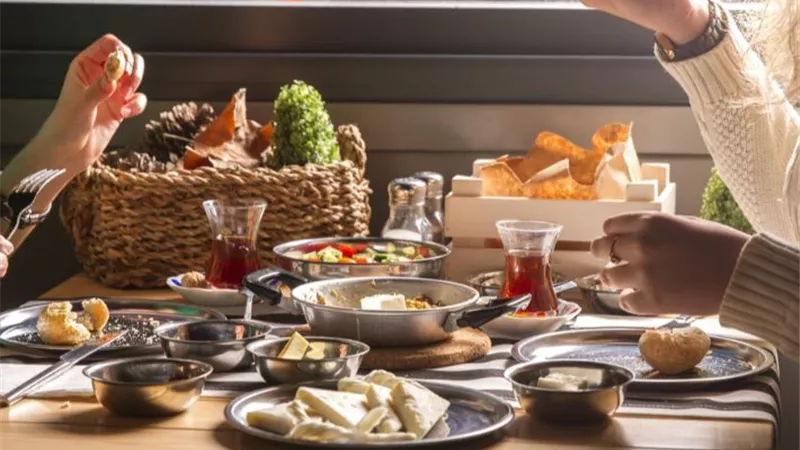تناول الطعام باليد اليسرى..ما حكمه؟