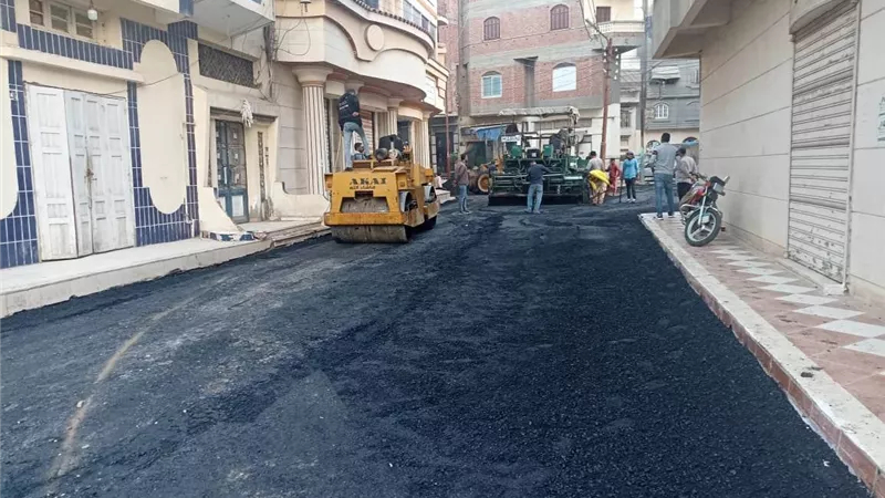 إستكمال أعمال الرصف بالأسفلت بمنطقة شط الملح بدمياط