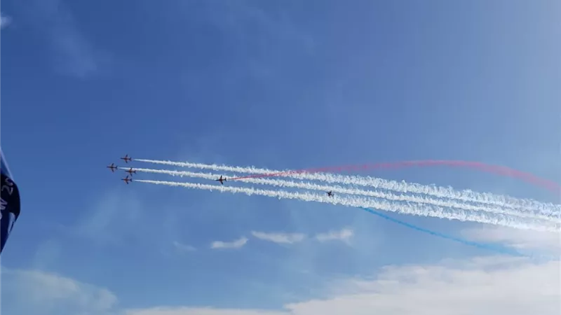 فريق السهام الحمراء البريطاني يشارك في عرض الغردقة الجوي بعدد من العروض المميزة