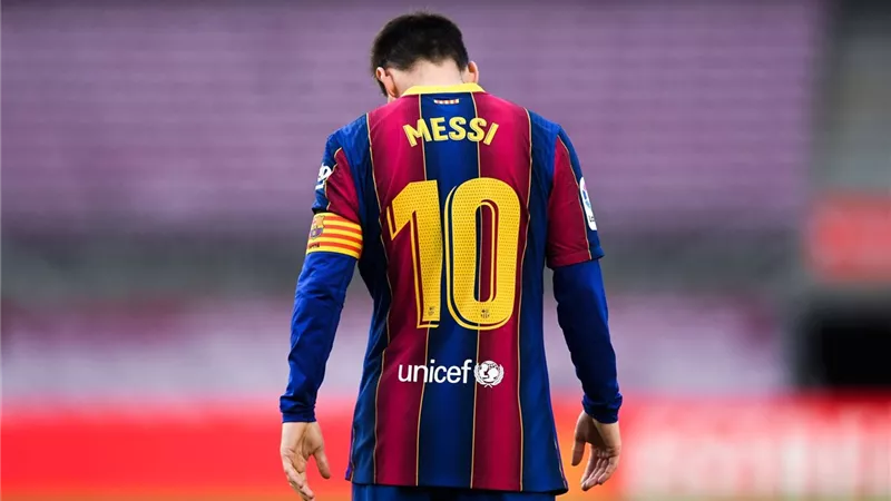 تقارير تكشف عن عائقين أمام عودة ميسي إلى برشلونة