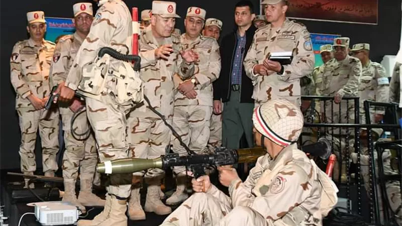 الفريق أسامة عسكر رئيس الأركان يشهد المرحلة الرئيسية لمشروع مراكز القيادة الخارجى 