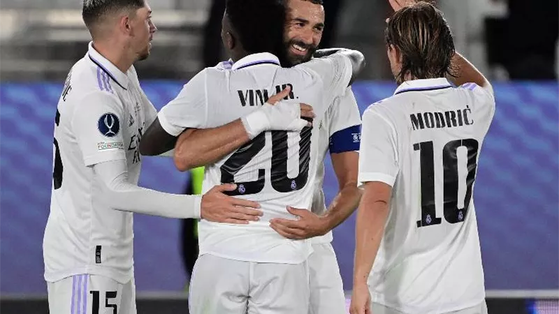 ريال مدريد يحسم موقفه من تجديد ثلاثي الفريق