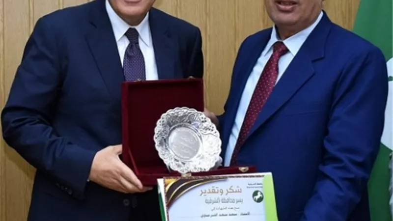 محافظ الشرقية يُكرم السكرتير العام ورئيسي ابوكبير ومنشأة ابوعمر