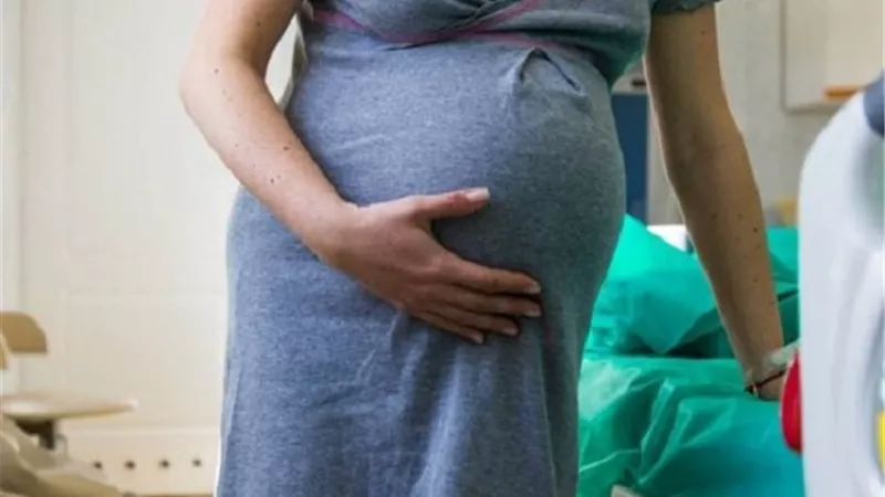 أسباب استخدام الطلق الصناعي أثناء الولادة.. ومخاطره