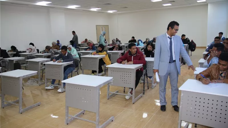 طلاب تكنولوجيا الصناعة والطاقة يواصلون أداء امتحانات 