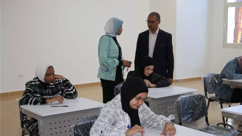 طلاب تكنولوجيا الصناعة والطاقة يواصلون أداء امتحانات 