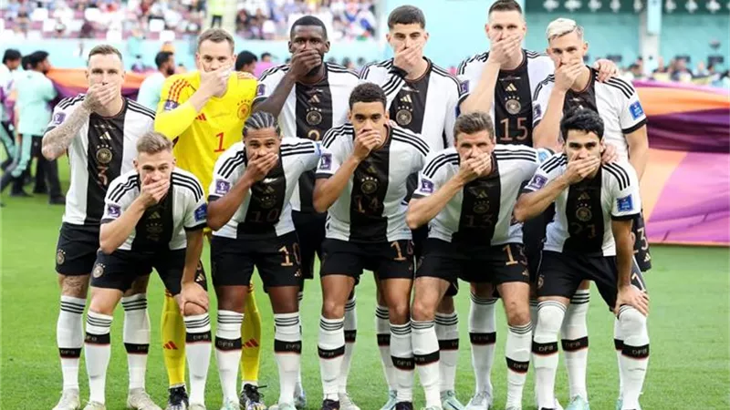 هجوم ناري على الاتحاد الألمانى بسبب ارتداء الشارات الملونة