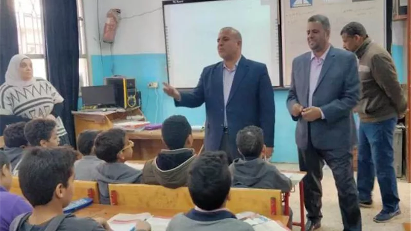 وكيل تعليم دميـاط يفاجئ مدرسة الشعراء ويشيد بإنتظام عملية التعليم