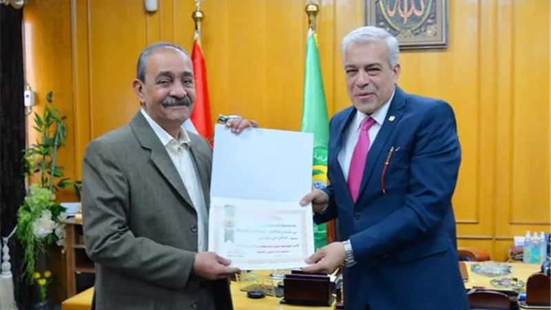 الإسماعيلية تكرم طه عجلان مدير التعليم السابق لبلوغه التقاعد ..صور