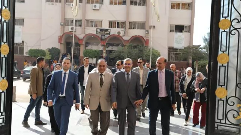 رئيس جامعة الزقازيق يقوم بزيارة تفقدية لكلية التجارة