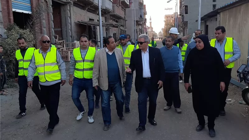 رئيس القابضة للمياه يتفقد مشروعات حياة كريمة بدمياط