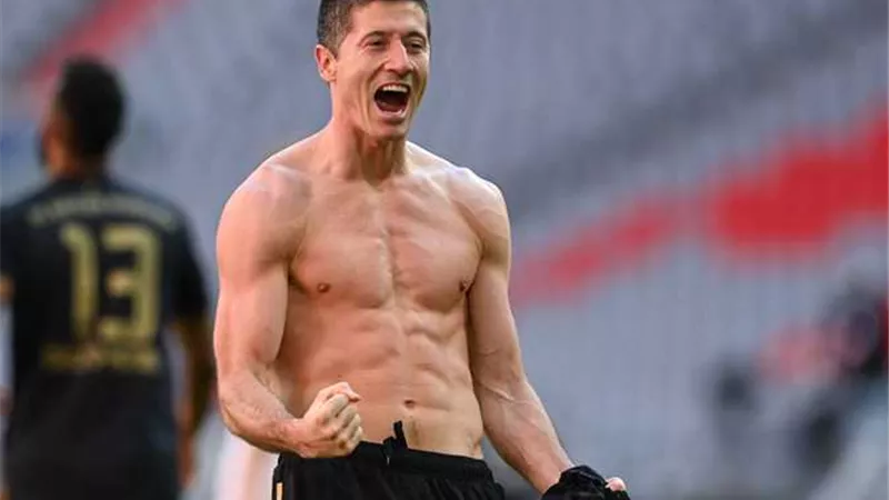 شاهد.. ليفاندوفسكى يحتفل بتأهل بولندا لدور الـ 16 بمونديال قطر