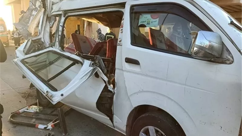 مصرع واصابة 15 فى حادث انقلاب ميكروباص بطريق السويس/ القاهرة