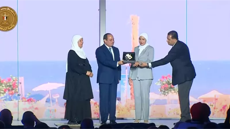 الرئيس السيسى يسلم عقود وحدات إسكان اجتماعى بالدقهلية لعدد من المواطنين