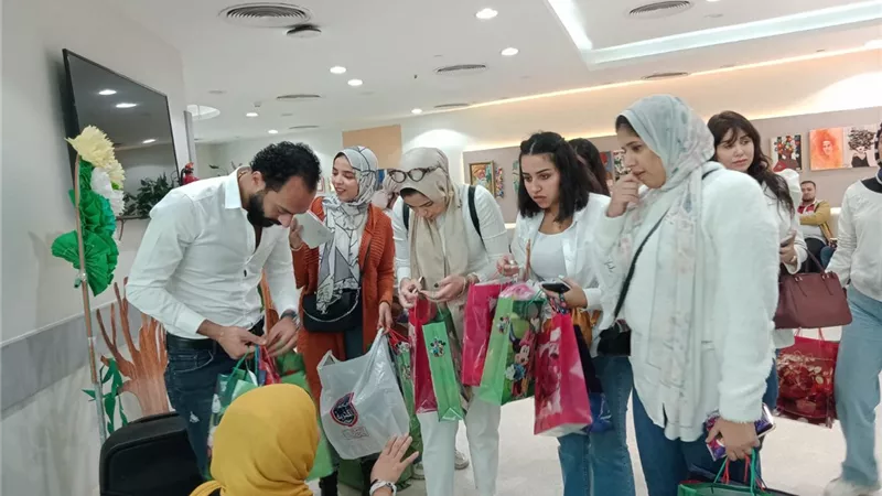 وفد من أخصائي العلاج الطبيعي والتغذية العلاجية في زيارة لأطفال مستشفى 57357