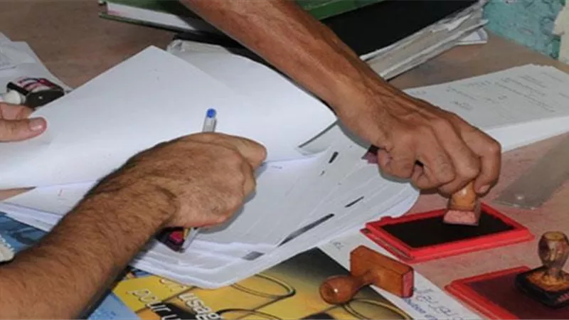 ضبط مركز تعليم وهمى لمنح شهادات دراسية 