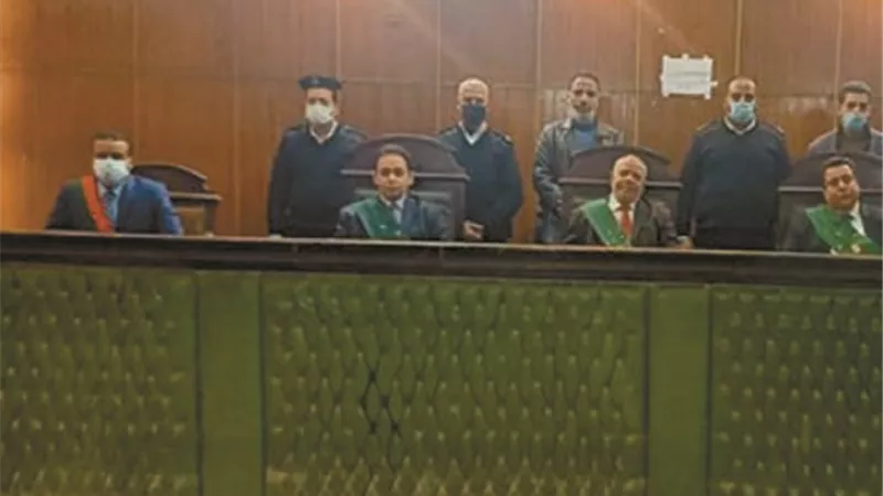 الملثمون الخمسة اعترضوا سيارة المجني عليهم ولهفوا الأموال