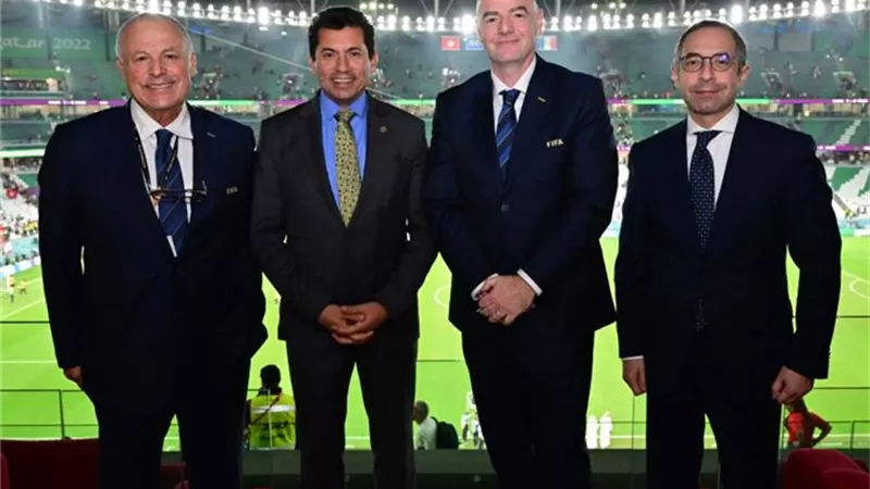 وزير الرياضة يلتقي إنفانتينو خلال مباراة تونس وفرنسا في كأس العالم