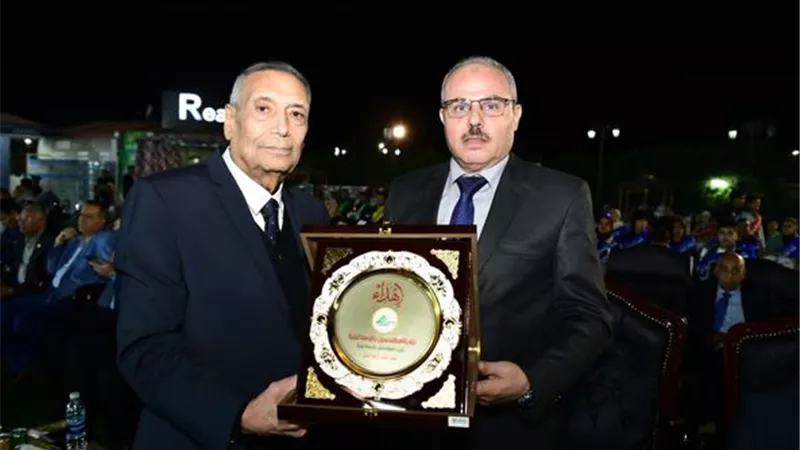 درع نقابة المهندسين هدية لرئيس جامعة القناة