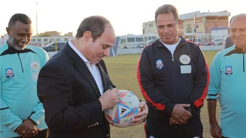 شاهد.. الرئيس السيسي يوقع على كرة أحد مواهب برنامج كابتيانو مصر