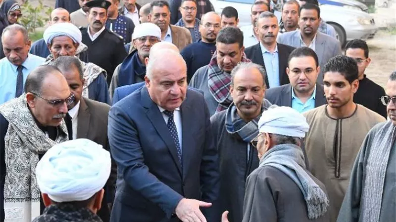 محافظ قنا يقدم واجب العزاء في الطفلة ضحية إنقلاب أتوبيس