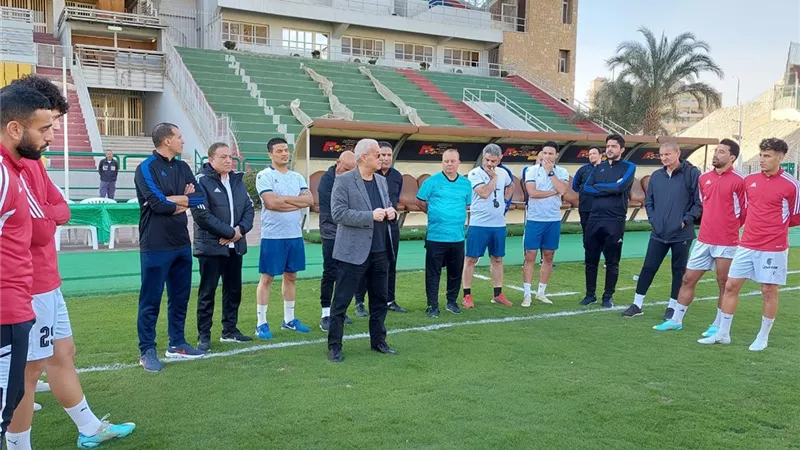 قبل مواجهة سيراميكا بالدورى .. رئيس المقاولون يحضر تدريبات فريقه