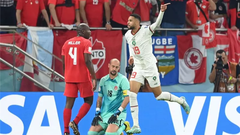شاهد .. نجم المغرب يقبل يد والدته بالمدرجات بعد التأهل فى المونديال