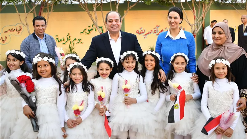 الرئيس السيسي يتبادل الحديث الأبوي مع الأطفال في مدرسة الحصص بشربين