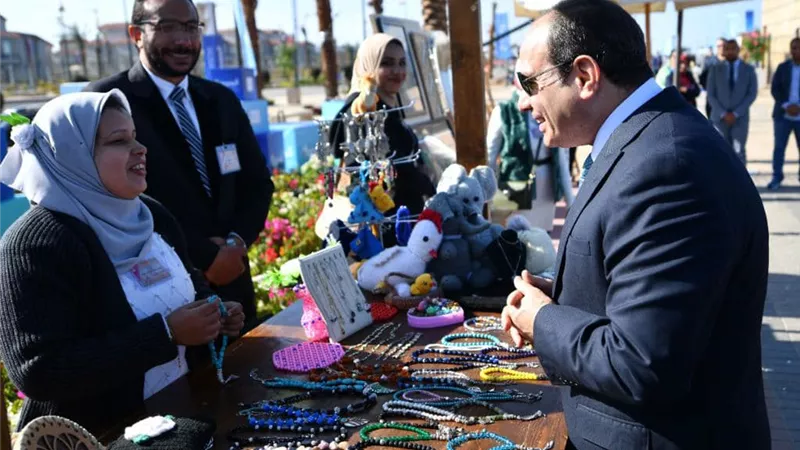 الرئيس السيسي يستمع لحديث فتاة عارضة أحجار كريمة عن موهبتها في العزف (فيديو)