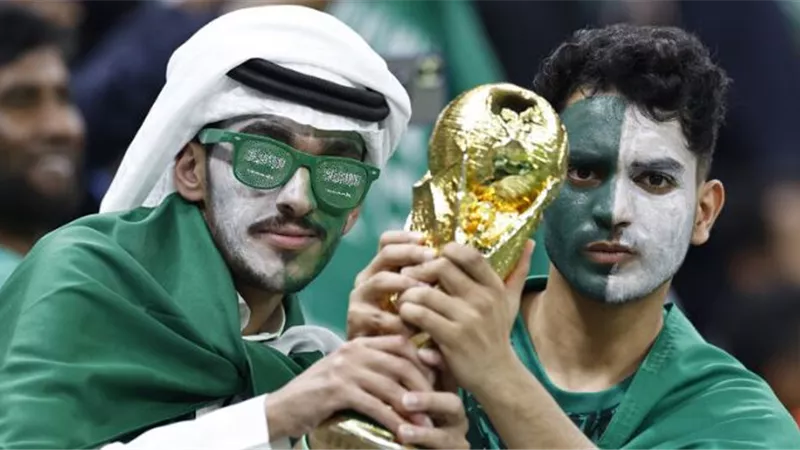شاهد.. ماذا فعل المشجع الياباني بعد التأهل للدور الـ16