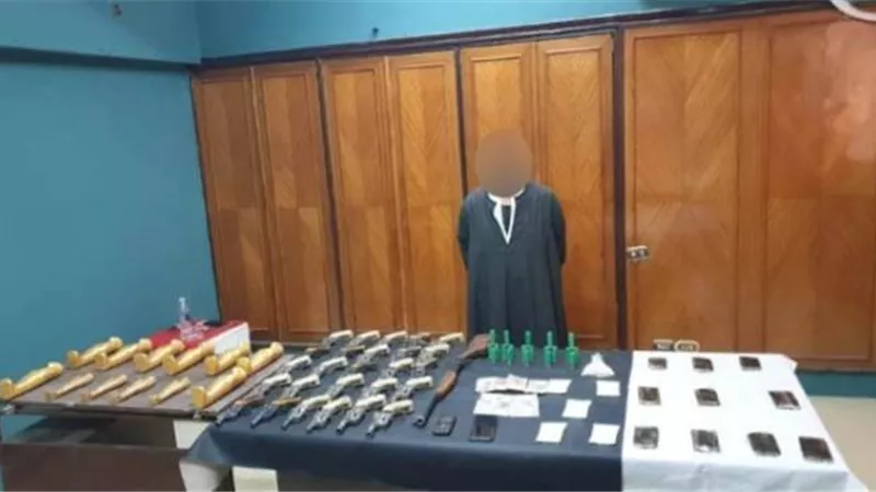 القبض على شخص بـ26 فرد محلي و12 تمثالا أثري مقلد في سوهاج