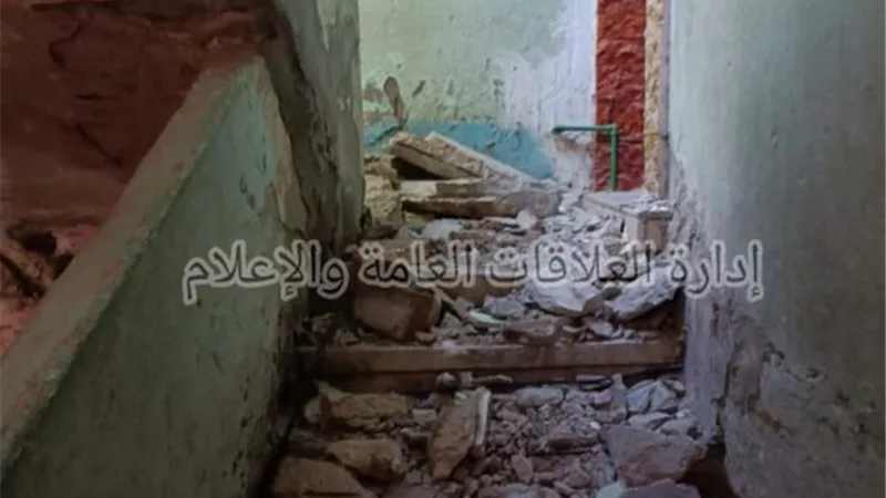 معاينة منزل بحي السلام في الإسماعيلية بعد سقوط سلم الدور الثالث