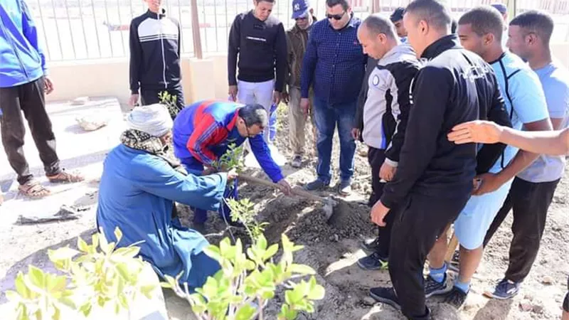 رئيس جامعة سوهاج يشارك الطلاب في أعمال التشجير والخدمة العامة.صور