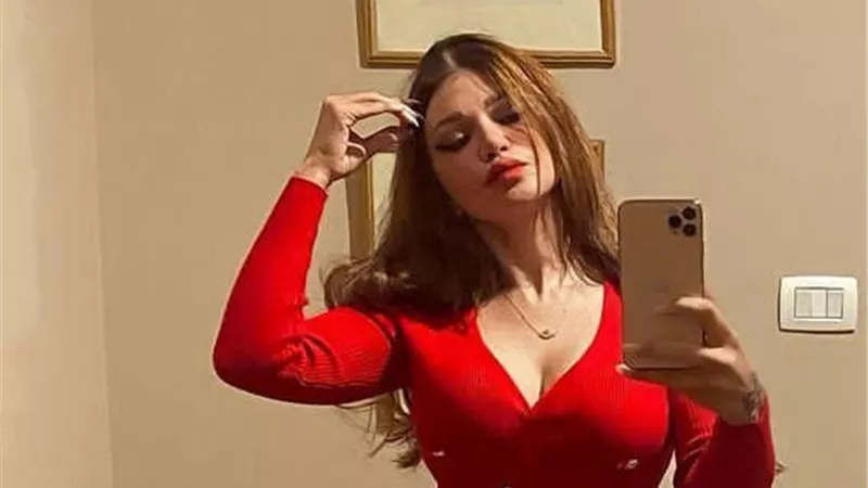 بالأحمر.. ياسمين الخطيب تبرز أنوثتها بإطلالة رقيقة