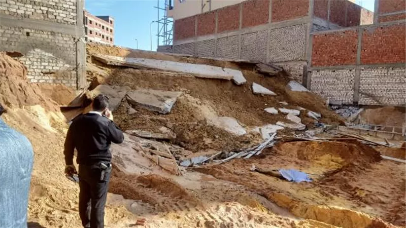 مصرع عامل فى إنهيار سور منزل بمدينة بدر.. بالصور والأسم
