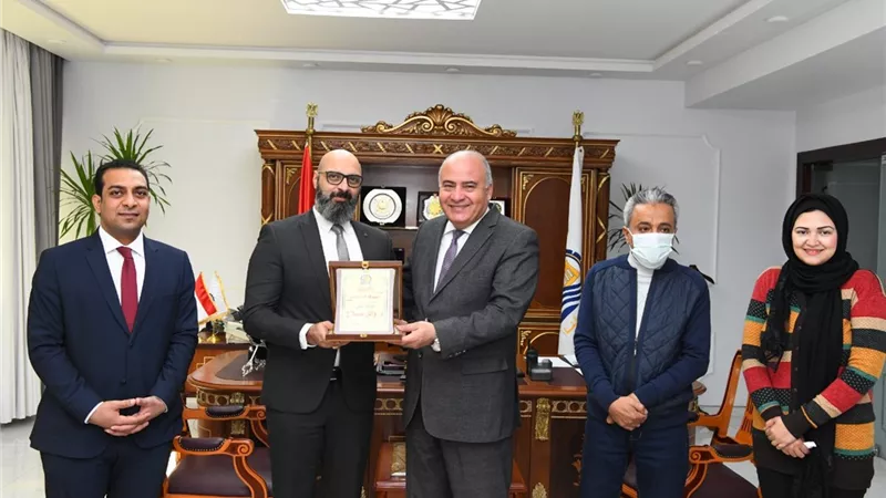 محافظ قنا يكرم عدد من النماذج المشرفة لدورهم الفعال داخل المجتمع