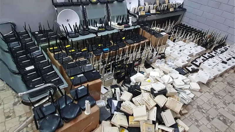 القومي للاتصالات يواصل ضرباته القوية ويزيل شبكات غير شرعية بالجيزة والبحيرة